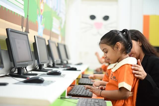 어린이에게 컴퓨터를 조기교육 시키고 있습니다. 