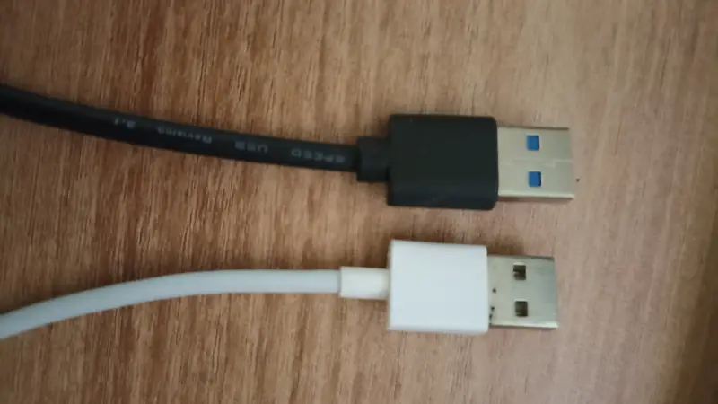 고장난 USB-C 타입 케이블과 새로 산 USB C 타입 케이블의 비교 사진입니다. 