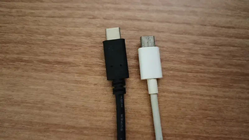 USB C 연결 부분도 훨씬 크고 견고해 보입니다. 